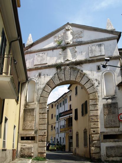 Ein marmorn Törlein in Massa.