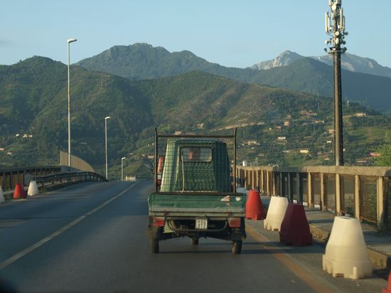 Ape-Wettrennen auf der Brücke über die Autobahn.