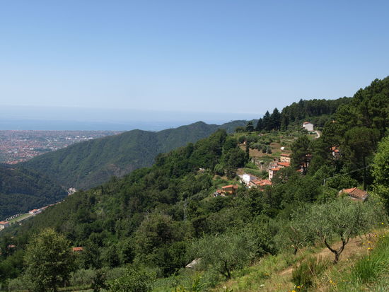 Blick auf Minazzana (rechts), Seravezza (links unten) und ganz hinten die Ebene mit Forte dei Marmi.