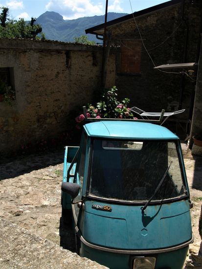 Glücklich ist, wer eine Ape im Hof stehen hat.