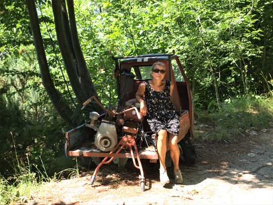 Zwei alte Chaisen im Wald: Die Ape (schon auf dem Friedhof) und ich (fühle mich manchmal so). Nur das heißgeliebte Kleid, das ich vor 22 Jahren in Polen gekauft habe, sieht immer noch so aus wie am ersten Tag.