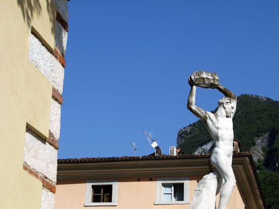Detail am Hauptplatz von Seravezza. Vom weißen Marmor in der Sonne können einem schon die Augen schmerzen, aber zum Anfassen bleibt er herrlich kühl.