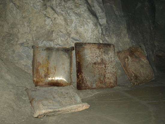 Mit diesen wassergefüllten Eisenkissen wurden dem Marmor Risse zugefügt, um ihn besser aus der Wand zu lösen.