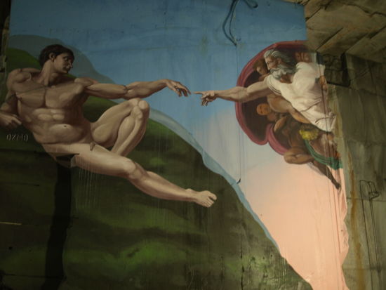 Ein Dankeschön an Michelangelo, von einem Straßenkünstler in die Marmorhöhle gemalt.