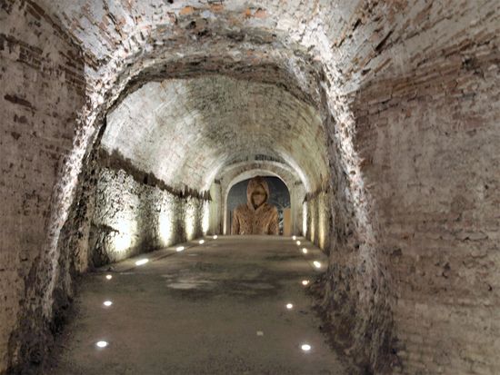 Kunst aus der Papier im Innern der historischen Stadtmauer, auf der es sich trefflich flanieren lässt.