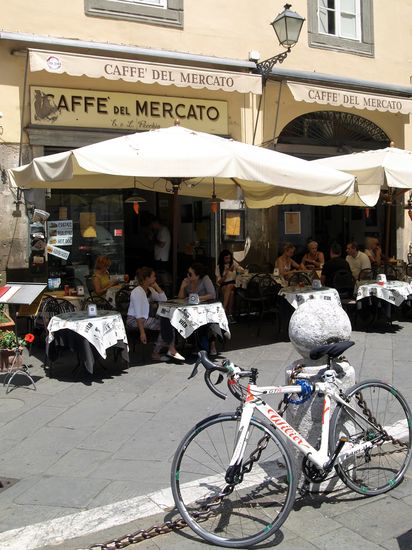Rennräder (stets mit Heldenkurbel!) sind überall zu finden. Hier diesmal ohne braungebrannten, drahtigen Italiener drauf.