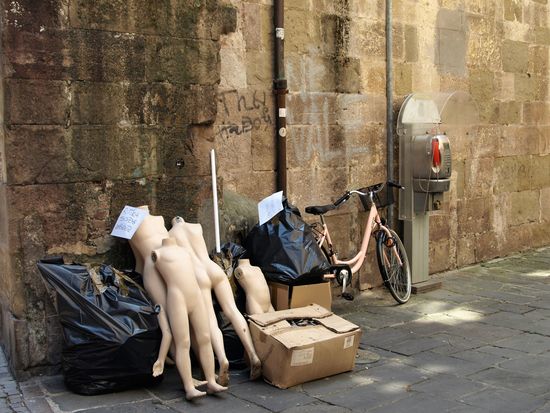 Ausgedientes hinterm Geschäft.