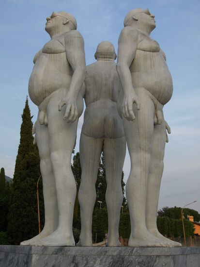 Es muss nicht immer David sein. Die Stadt Pietrasanta beweist mit diesem Kreisel, dass man aus Marmor auch einmal die Wirklichkeit abbilden kann.