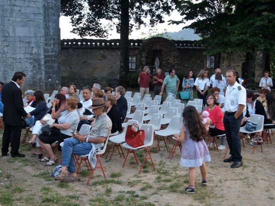 Vor dem Konzert wird palavert, Schnakenmittel versprüht und sich trotzdem gekratzt.
