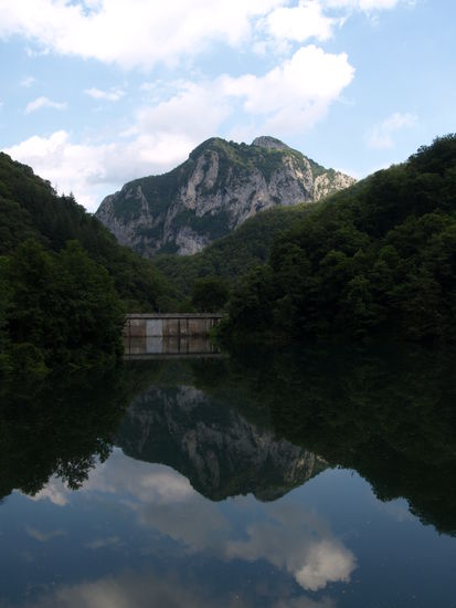 Noch eine Spiegelung mit Stauwehr.