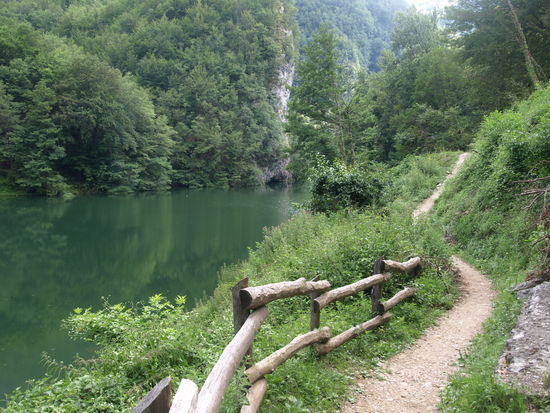 Spazierweg am See entlang.