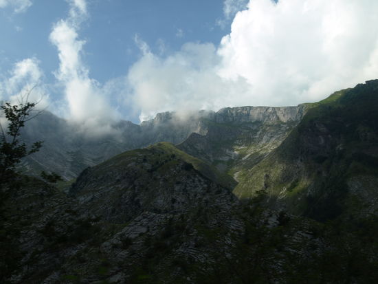 Beeindruckende Alpenkulisse auf der Fahrt.