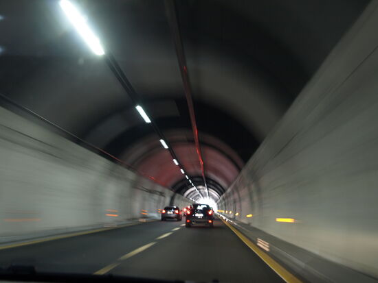 1. Tunnelfoto. Es kommen noch mehr - schließlich muss man sich als Beifahrerin mit etwas Sinnvollem beschäftigen.