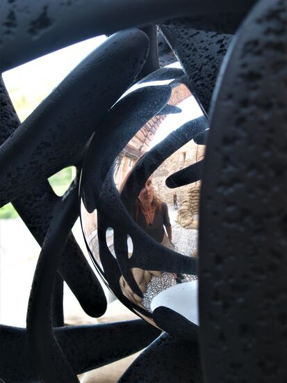 Kunst mit Kartoffelsäcken und Kathrin.