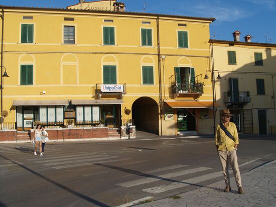 Er hat's drauf mit der bella figura: Senfgelbes Leinenhemd (neu!) mit Urban vor senfgelber Fassade.