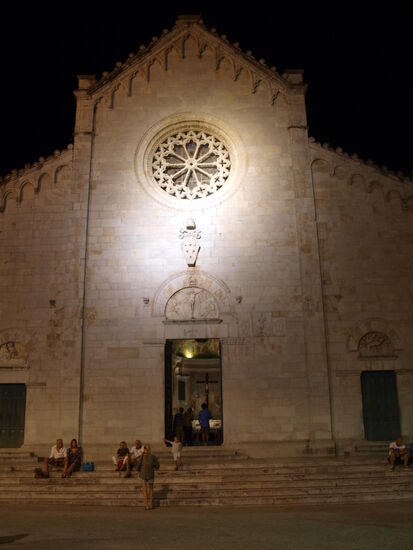 Blick in den Dom von Pietrasanta.