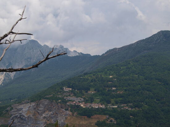 Und hier in unsere Richtung. Man erkennt Fabbiano und oberhalb La Capella.
