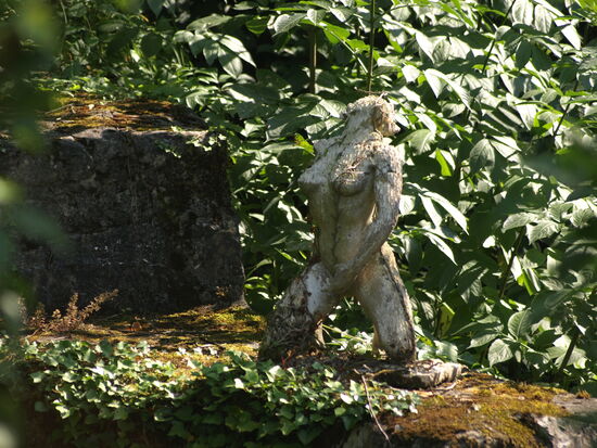 Ist die Dame nett zu sich selbst, oder bedeckt sie schamhaft ihre Scham?