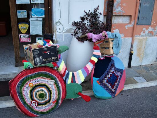 Noch am Tag zuvor stand das lädierte Damenrad unbeachtet an einer Ecke. Jetzt ist es ein Kunstwerk.