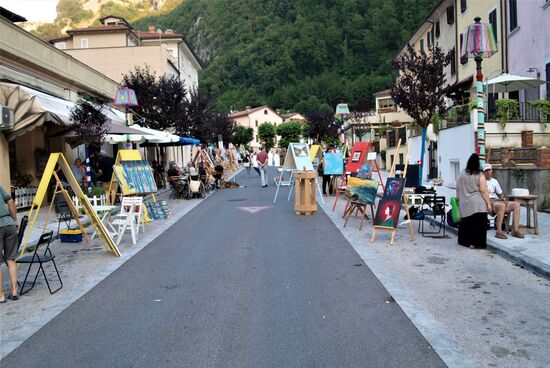 Die Via Roma wird zur Freiluftgalerie.