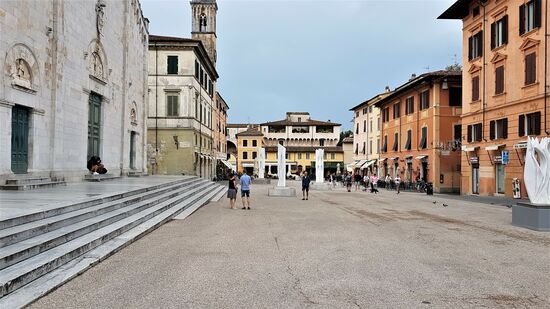 Ein Platz, wie ich ihn mag: weit, ruhig, mediterran.