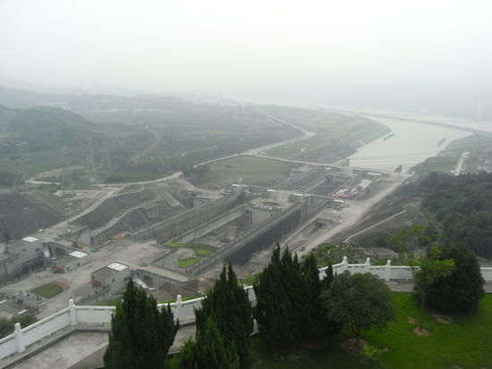 Schiffsschleusen neben dem Damm