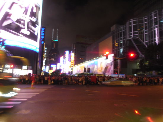 wartende Menschenmassen an einer Kreuzung (nicht zu sehen ist die andere Masse auf der anderen Seite) lustig war es, als die Fussgaengerampel auf gruen schaltete...