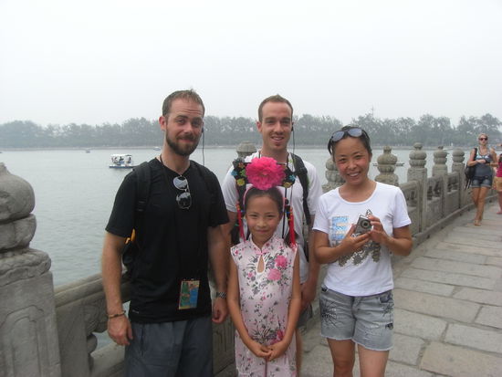 das chinesische Mädchen wurde extra fürs Foto schick gemacht...