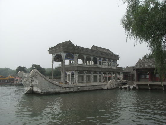 Marmorboot (das natürlich nicht fahren kann...)