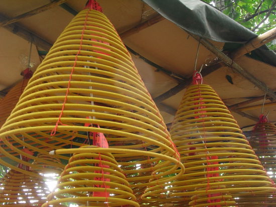 Räucherspiralen im Tempel A-MA