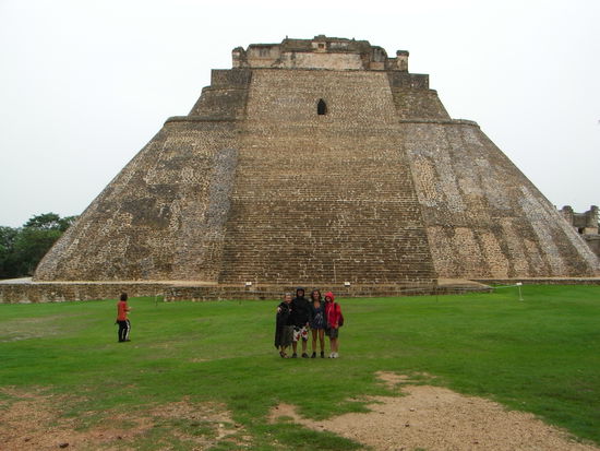 Ines, Sebi und Franzoesinnen vor Ruine von Uxmal