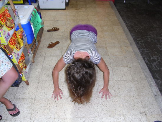 Im Snackshop: "Whose hipbag is this?"