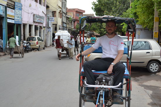 ein Sebi auf der Fahrradrikscha