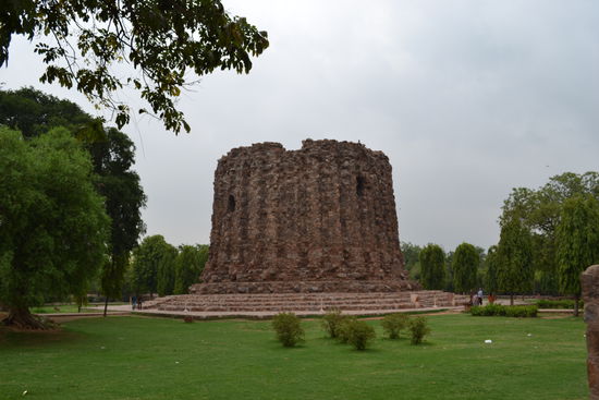 Alai Minar (sollte urspruenglich doppelt so gross werden wie Qutb Minar)
