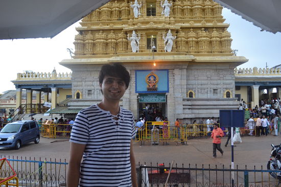 Ihab und Menschenschlange die sich in den Tempel quetscht..