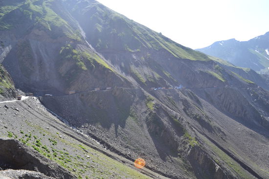warten, dass die LKW-Kolonne vorbeifaehrt