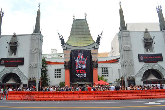 Vor dem Chinese Theatre befinden sich viele Betonplatten mit Abdrücken der Stars