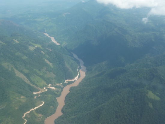 So in etwa sieht es waehrend der 70 min. aus, die man ueber das Amazonasgebiet fliegt. Nur gruen, und zwischendrinn riesige Fluesse.