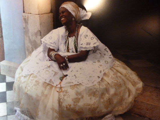 traditionelle Festgewaender der Fauen aus Salvador