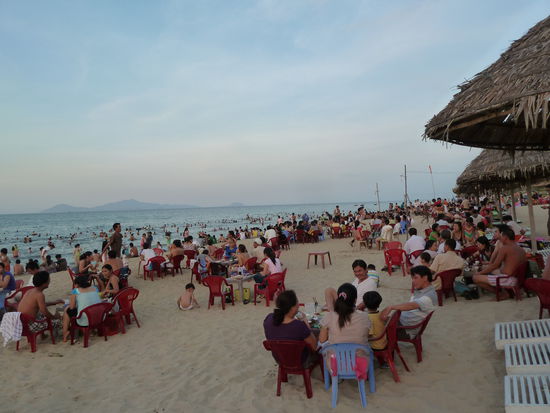 die sitzen alle auf Kinderstuehlen!