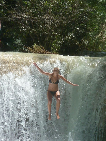 Todesmutiger Sprung von einem Wasserfall
