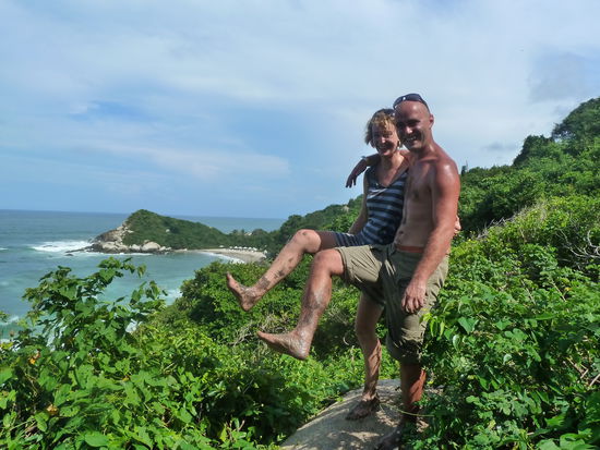 Das hier ist gor nix, doch im tiefsten Schlamm hatten wir keine Zeit, um zu fotografieren.
Der Wald klingt hier um einiges beeindruckender als bei uns, auch wenn man nicht viel sieht. Nach einem einstuendigen Marsch kamen wir dann ultra-verschwitzt am ersen Strand an.