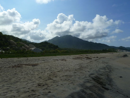 Leider war hier das Baden nicht gestattet, da eine sehr gefaehrliche Brandung herrscht, die bereits vielen Menschen das Leben gekostet hat. Um nicht Teil der Statistik zu werden, entschlossen wir uns, weiter in unserem eigenem Sud zu schwimmen und das Wasser vorerst zu meiden.