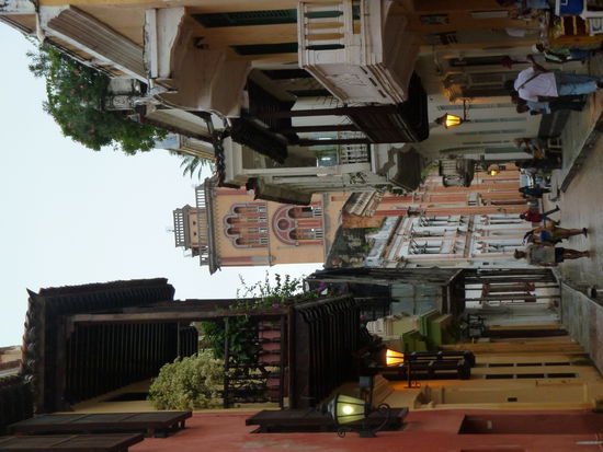 Wunderschoene koloniale Bauten in praechtigen Farben laden einen zum Traeumen...........