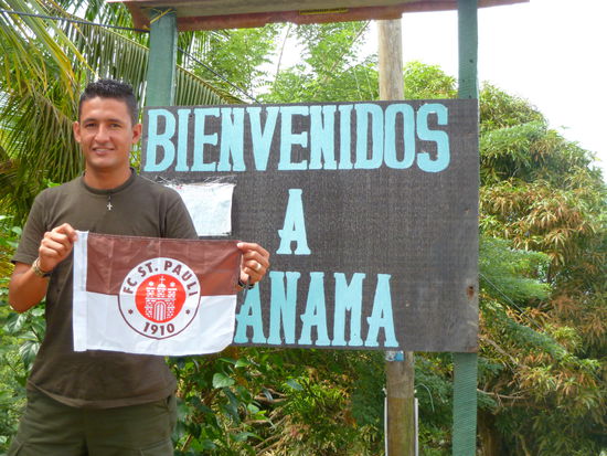 Der wollt die doch tatsaechlich behalten, aber da ich nur gegen seine Waffe tauschen wollte, bin ich noch immer stolzer Besitzer.