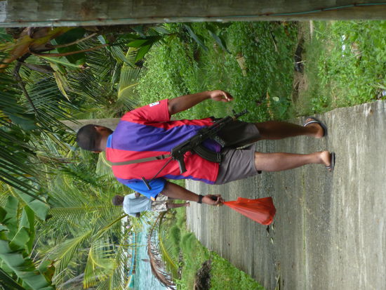 Soldat mit Knarre beim einkaufen