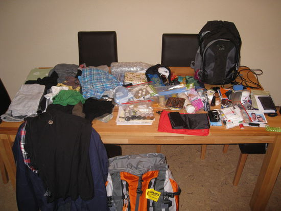 Für Doro 
Mein Gepäck für 6 Monate, inkl. Gastgeschenke! 16 kg hat man schnell zusammen... Am schwersten ist meine Reiseapotheke  Ich hoffe, dass ich diese nicht so oft oder am besten garnicht rauskramen muss 