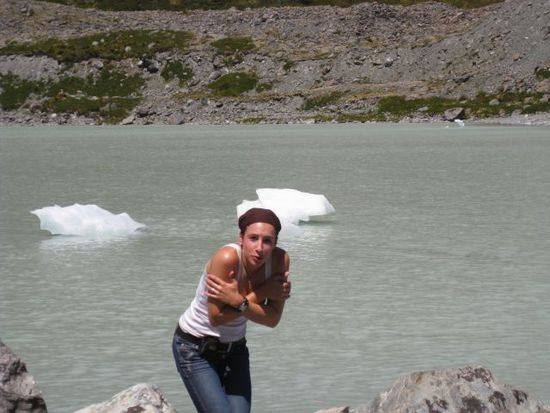 Beim Mt. cook: Eis auf dem See Und es war soooo kalt
Nein, es war natürlich wunderschönes Wetter !!