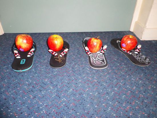 Wir waren alle gaaaanz brav und der Nikolaus hat uns über Nacht etwas in unsere Flip flops gelegt, thanks Nikolausi