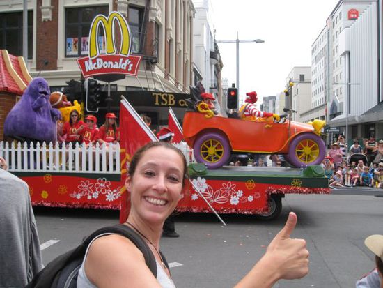 Santa Parade am 5.12. in Christchurch : Mc Donalds rockt